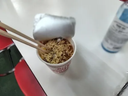 金剛山山頂で食べるカップラーメン